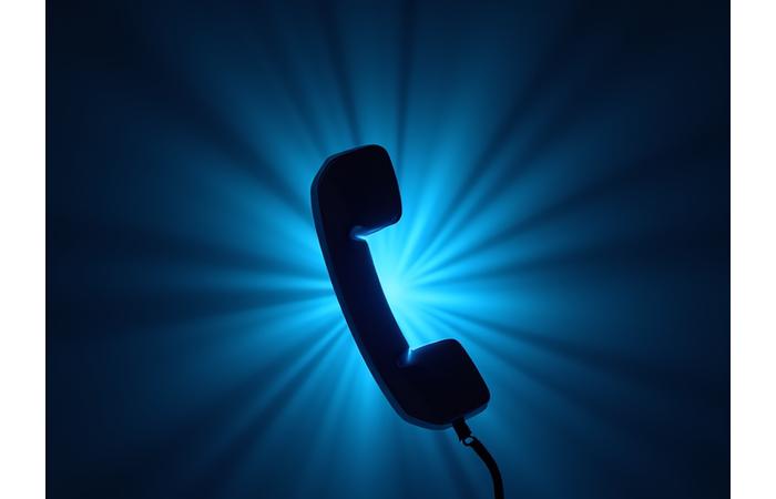 Une icône de téléphone d'urgence clignotante avec un cadran rapide, symbolisant une réponse immédiate et la résolution de crise